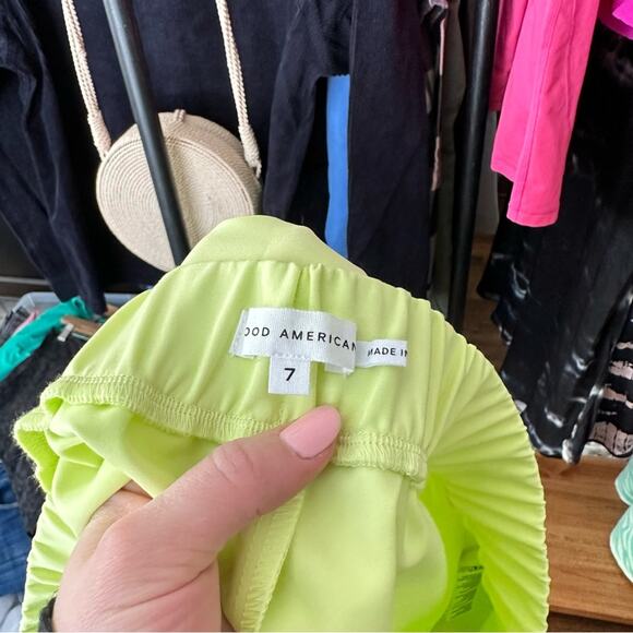 NWT Good American The Weekend Shorts in Key Lime - Picture 11 of 12